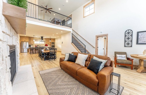 Lava Hot Springs Casa | New barndominium with a theater room, AC, large gourmet kitchen with views