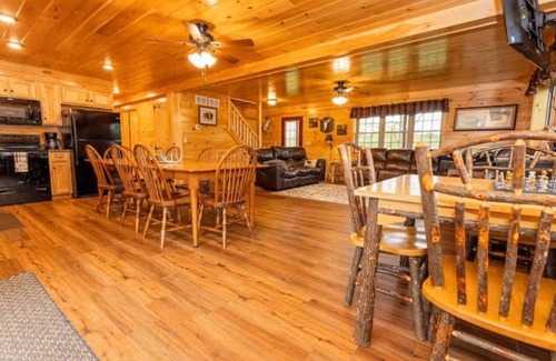 Oaks Corners Cabina | NEW! BC Retreat with Fireplace,Game Room,Hot Tub!