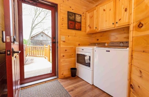 Oaks Corners Cabina | NEW! BC Retreat with Fireplace,Game Room,Hot Tub!