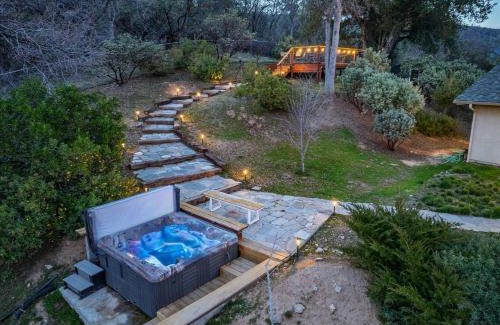 Oakhurst Casa | New! Big Sky Cabin at Yosemite w/VIEWS, hot tub, firepit, and more!