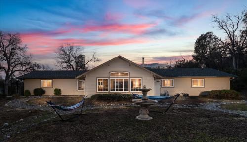 Oakhurst Casa | New! Big Sky Cabin at Yosemite w/VIEWS, hot tub, firepit, and more!