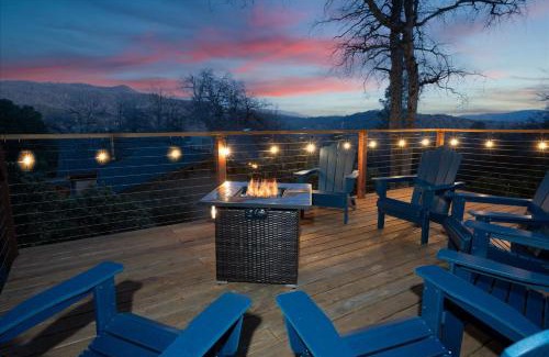 Oakhurst Casa | New! Big Sky Cabin at Yosemite w/VIEWS, hot tub, firepit, and more!