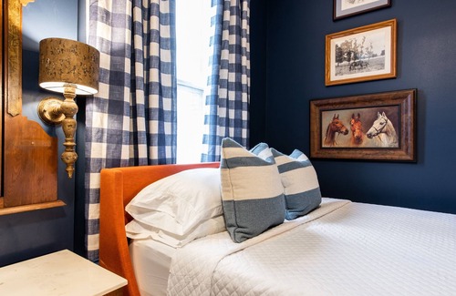 Versailles Hotel | NEW Blantons Bourbon Suite, The Woodford Hotel