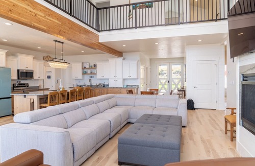 Dingle Casa | New Construction! North Bear Lake Beach House - 6 bed, 6 bath