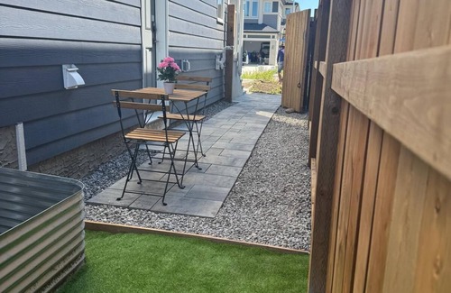 Southeast Calgary Apartamento | New Cozy 2 BR suite w/ king bed