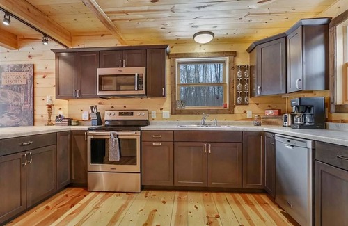Springbrook Casa | New Cozy Cabin on a Lake for the Perfect Getaway!