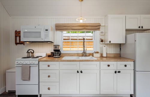 Northport Cabaña | NEW cozy cottage a short walk to Northport and Lake Michigan!