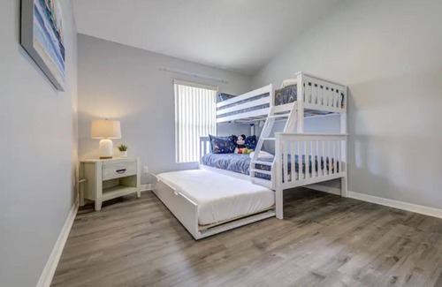 West Melbourne Casa | 🏖NEW! Cozy & Luxury LAKEVIEW home - Close to beach