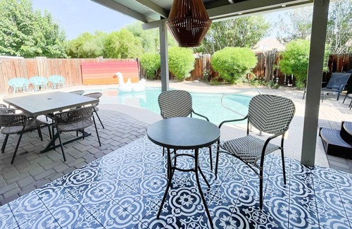 Park Scottsdale One Casa | Escapada del golfista: ¡cerca del casco antiguo! Bañera de hidromasaje y piscina climatizada. Mediados de siglo moderno