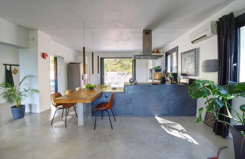 Saint-Etienne-du-Gres Casa | Arquitecto casa de diseño en paz con magníficas vistas.