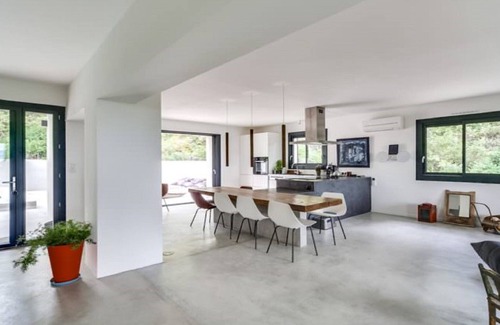 Saint-Etienne-du-Gres Casa | Arquitecto casa de diseño en paz con magníficas vistas.