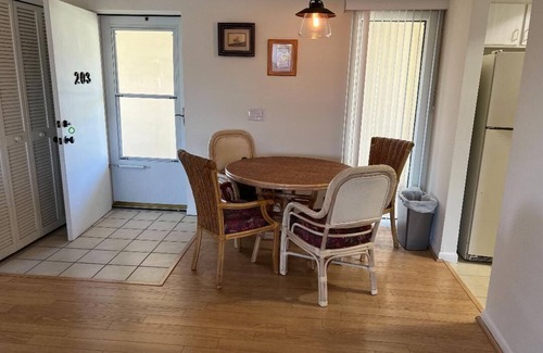 Vero Beach Condominio | New everything Condo, great water views an lots of amenities. Fully furnished