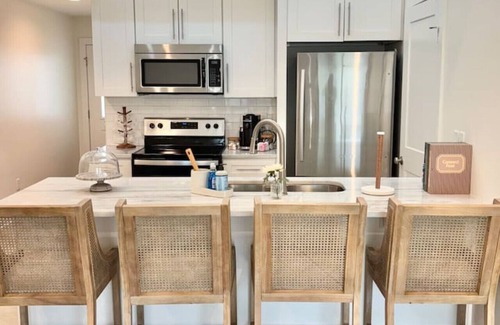 Milton Casa | NEW Festival House KING Bed Luxe Amenities 70" TV