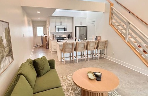 Milton Casa | NEW Festival House KING Bed Luxe Amenities 70" TV