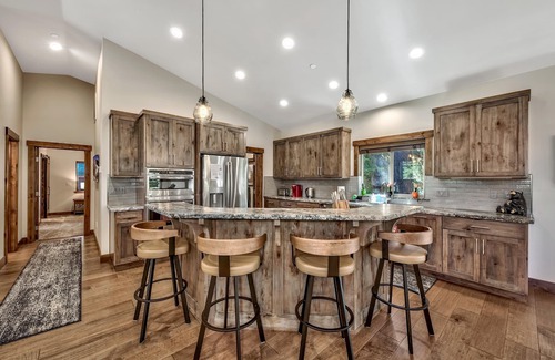 Country Club Estates Cabina | New High-End Home, Air Conditioning, Hot Tub, Games, Fireplace, Free EV Charger, Bunk Beds