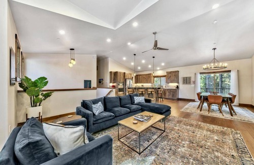 Country Club Estates Cabina | New High-End Home, Air Conditioning, Hot Tub, Games, Fireplace, Free EV Charger, Bunk Beds