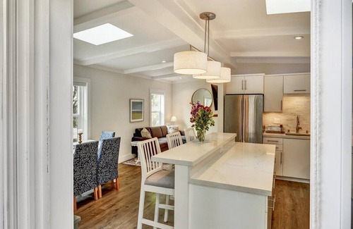 Mill Valley Cabaña | New in 2023 - Luxury Cottage Near Downtown Mill Valley with Private Courtyard