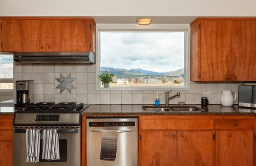 Hood River Casa | New listing, 4 bed 2.5 bath, amazing view of Mt Adams minutes from Downtown
