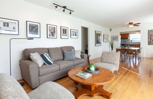 Hood River Casa | New listing, 4 bed 2.5 bath, amazing view of Mt Adams minutes from Downtown