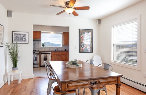 Hood River Casa | New listing, 4 bed 2.5 bath, amazing view of Mt Adams minutes from Downtown