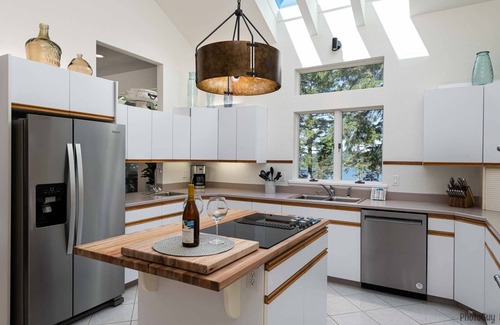 Dunes City Casa | New Listing! Amazing Lakefront 4 Bedroom 4 1/2 Bath,Sleeps 10, w/ Bonus room,Incredible Views,Dock