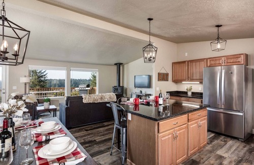 Florence Casa | *New Listing* Beautiful lake view home with shared lake access, gas grill and amazing views