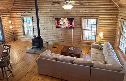 Crystal Springs Cabina | *New Listing Limited Time Price Special* Log Cabin retreat on 40 acres of pine forest