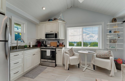 Bradenton Beach Cabaña | Bellamente remodelado a nivel del suelo Bayfront Bridge Street propiedad con muelle