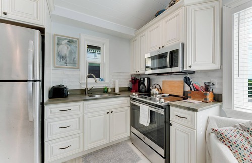 Bradenton Beach Cabaña | Bellamente remodelado a nivel del suelo Bayfront Bridge Street propiedad con muelle