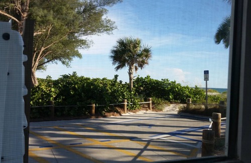 Bradenton Beach Cabaña | Bellamente remodelado a nivel del suelo Bayfront Bridge Street propiedad con muelle