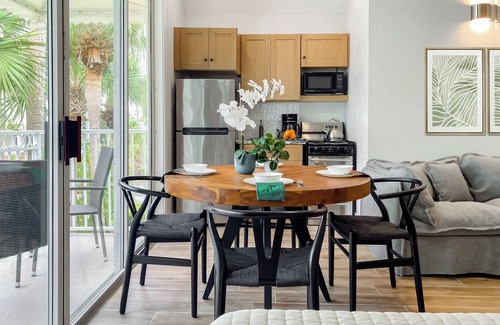 Crystal Beach Condominio | New Listing! Pool & Beach Service Included!