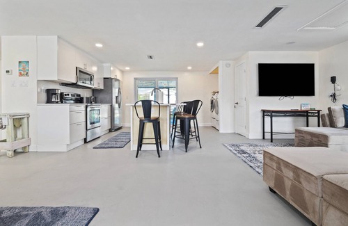 Hudson Beach Estates Casa | New Listing Promo Waterfront 2BR Jacuzzi, Private Dock, Gulf Access, Dogs OK, Open for Scalloping!