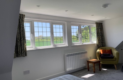 Upstreet Casa | New lodge with stunning views. Close to country, city and coast.