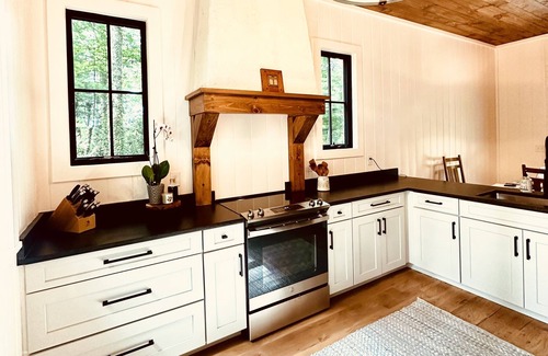 Hendersonville Cabina | NEW LOG HOME in Hendersonville with fireplace, fire pit and Hot Tub