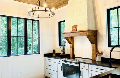 Hendersonville Cabina | NEW LOG HOME in Hendersonville with fireplace, fire pit and Hot Tub