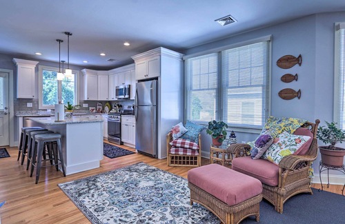 New London Apartamento | New London Hideaway Near Beaches & Local Spots!