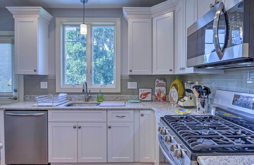 New London Apartamento | New London Hideaway Near Beaches & Local Spots!