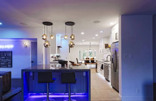 Village Grove Casa | NEW! Luxe Retreat Heated Pool Spa Fire Pit Mins to Old Town