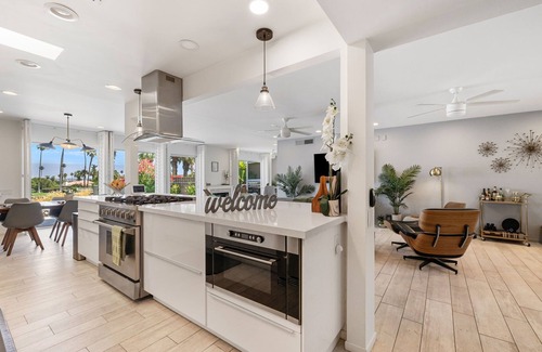 Palm Desert Casa | Nuevo y moderno diseñador de mediados de siglo remodelado, el hogar de El Paseo en el campo de golf