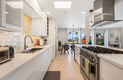 Palm Desert Casa | Nuevo y moderno diseñador de mediados de siglo remodelado, el hogar de El Paseo en el campo de golf