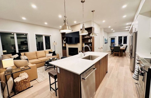 East Kootenay Casa | New Luxury, Ski in/out, Private Hot Tub, Sleeps 12