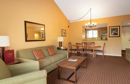 Lincoln Complejo | NEW- Mins to Loon-Hiking Trails-Clarks-Train- King Bed- Full Kitchen- Hot Tub-