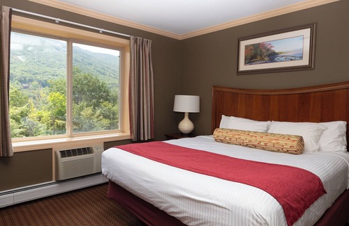 Lincoln Complejo | NEW- Mins to Loon-Hiking Trails-Clarks-Train- King Bed- Full Kitchen- Hot Tub-