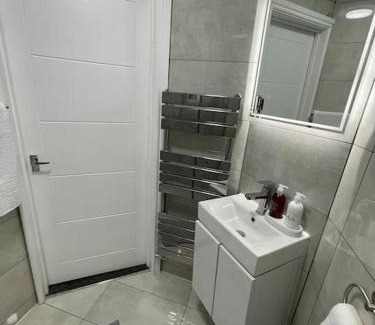 Adamsdown Casa | NEW Modern 5 Bedroom House - City Centre - Parking