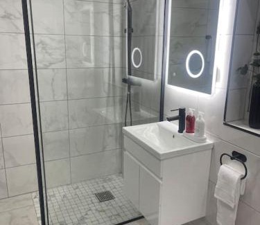 Adamsdown Casa | NEW Modern 5 Bedroom House - City Centre - Parking