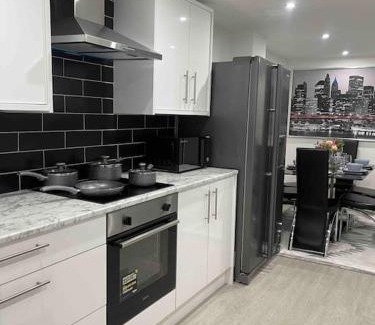 Adamsdown Casa | NEW Modern 5 Bedroom House - City Centre - Parking