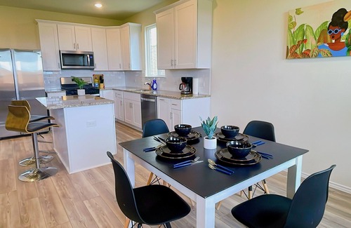 Fort Worth Casa | New! Modern & Bright Home / Large Backyard/ Pet OK/ Monthly Discount