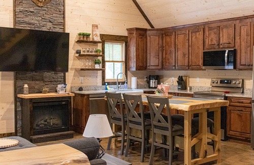 Rising Fawn Cabina | New! Modern Cabin w/Hot Tub, Fire Pit, Private; 2 miles to Cloudland Canyon, Hiking, McLemore Golf