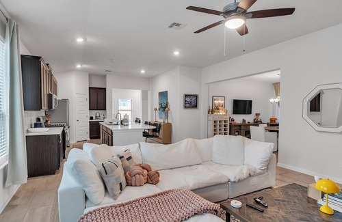 Medina Valley Casa | NEW! Modern Comfort - San Antonio Retreat