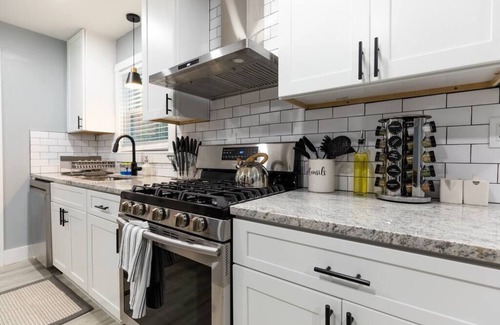 Decatur Casa | NEW! Modern Luxury w/ Pool Table 3BR/5BD Sleeps 10